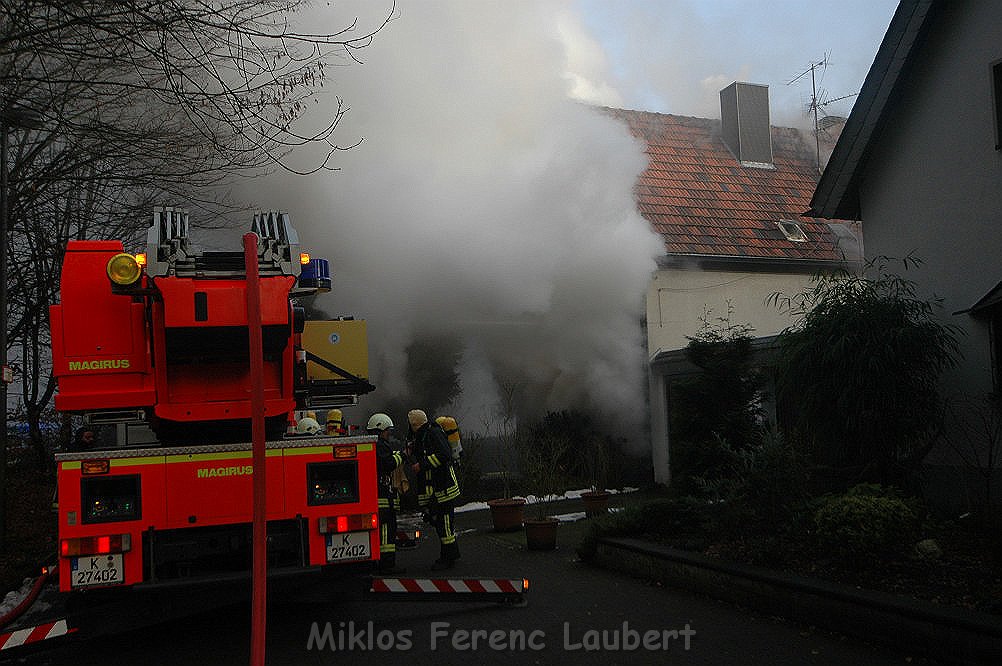 Feuer Einfamilienhaus Koeln Suerth Rotdornallee P25.jpg